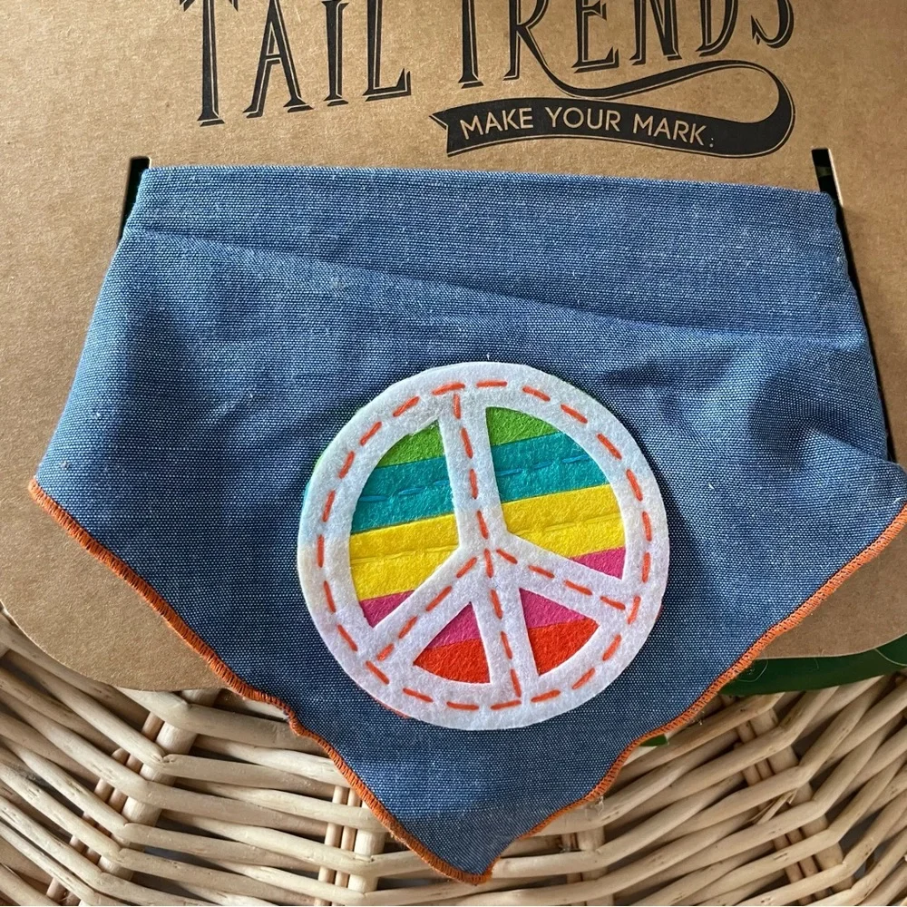 HP 🎉 Tail Trends Special Edition Rainbow Scoop Neck Peace Sign Bandana Large NWT